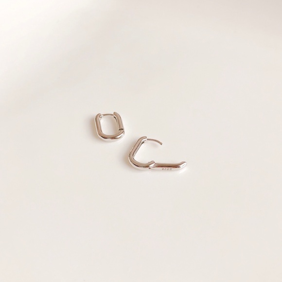 S925 Silver Geometric Oval Small Hoop Earrings - Picture 2 of 9